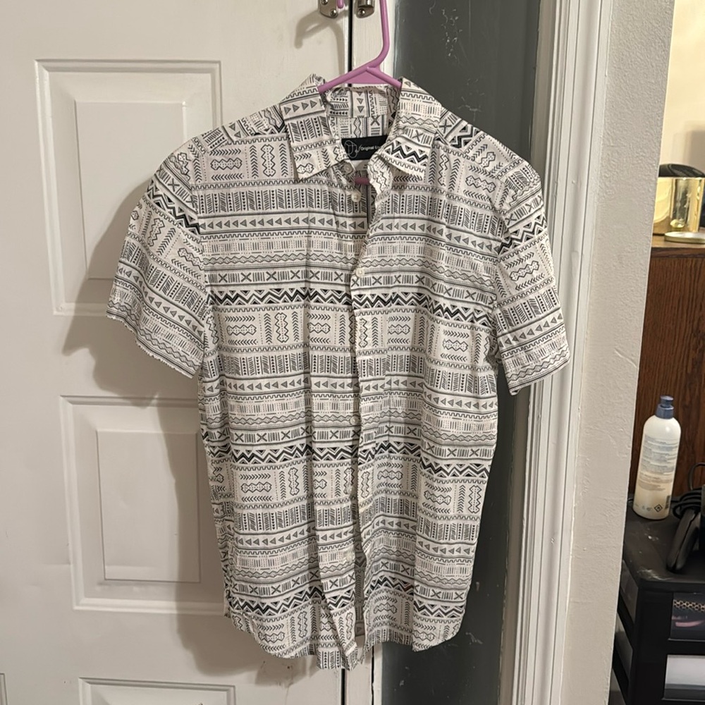 Never worn. Men’s short sleeve button down shirt